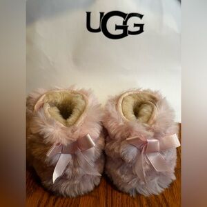 UGG Jesse Bow II Fluff Baby Pink
Infant's Shoe 2/3 FREE SHIPPING